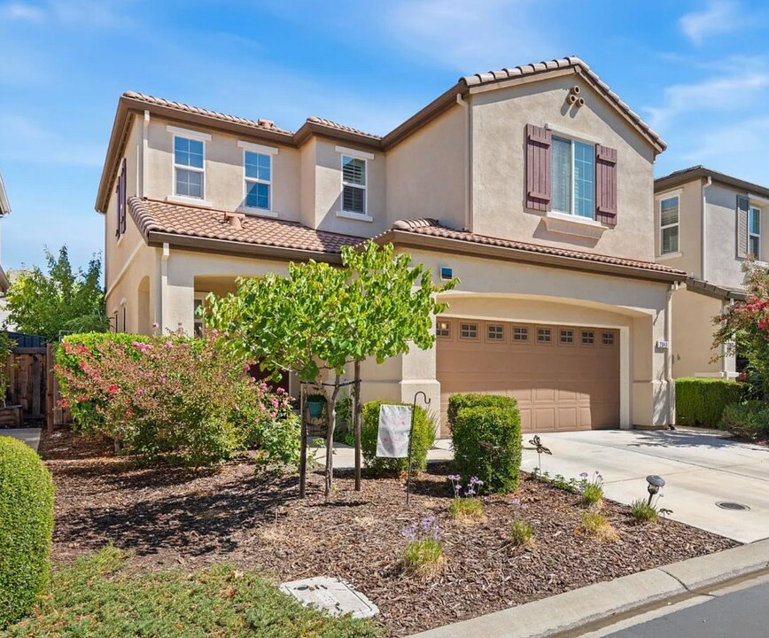 2040 Sycamore Grove Ln in Roseville, CA - Building Photo