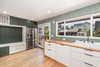 458 SW 126th St in Seattle, WA - Foto de edificio - Building Photo