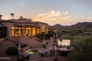 4490 E Valley Vista Ln in Paradise Valley, AZ - Building Photo
