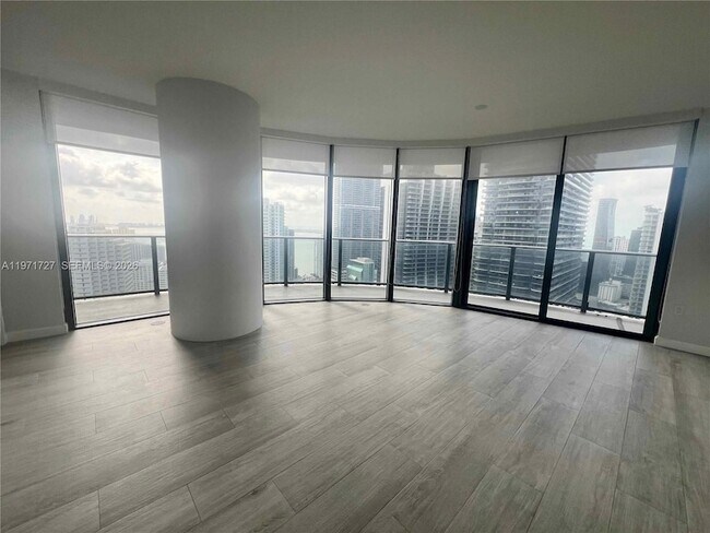 45 SW 9th St, Unit 3703 in Miami, FL - Foto de edificio - Building Photo