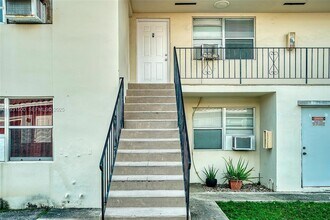 644 SW 10th St, Unit 5 in Miami, FL - Foto de edificio - Building Photo