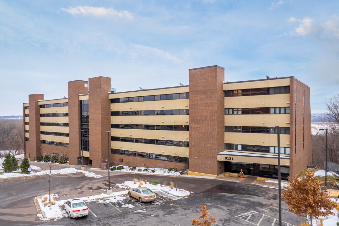 Appletree Condominiums in Bloomington, MN - Building Photo