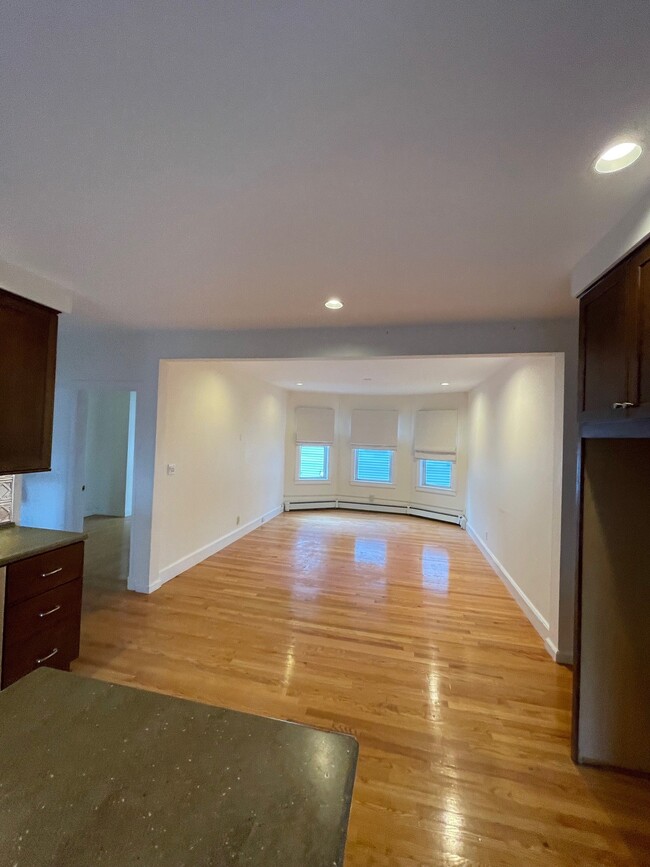 555 Heath St, Unit #2 in Chestnut Hill, MA - Building Photo - Building Photo