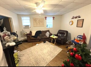 611 W 12th St, Unit B in Cedar Falls, IA - Building Photo - Building Photo