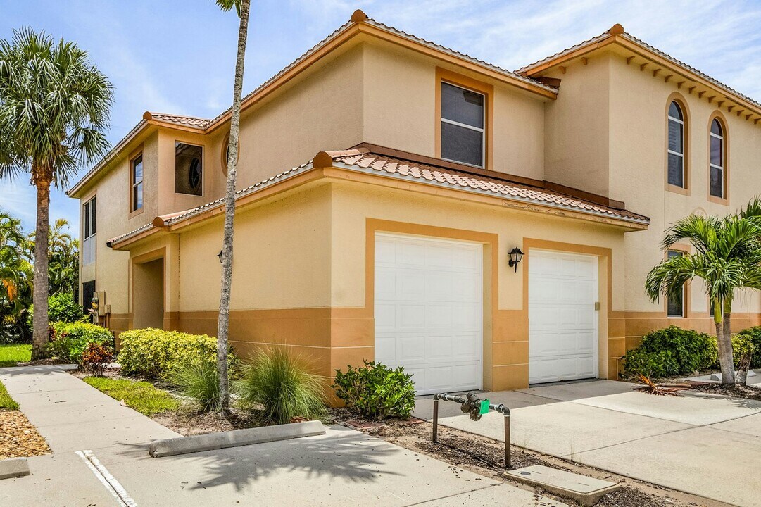15571 Bellamar Dr in Ft. Myers, FL - Building Photo
