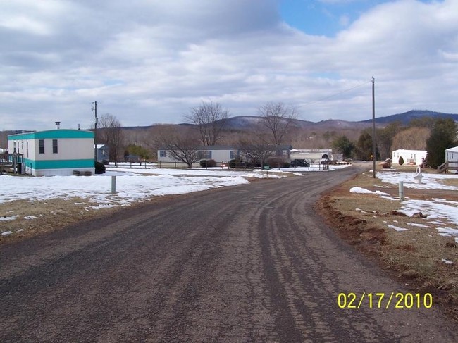 Deerfield Village Mobile Home Park in Ridgeway, VA - Foto de edificio - Building Photo