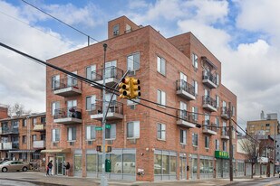 31-53 Linden Pl in Flushing, NY - Building Photo