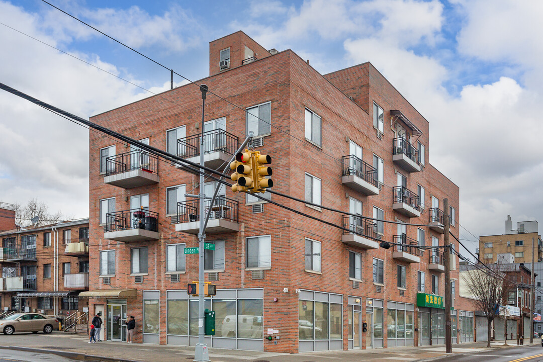 31-53 Linden Pl in Flushing, NY - Building Photo