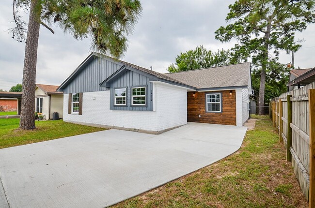 property at 14934 Arundel St