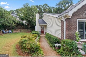 81 Hampshire Ct in Avondale Estates, GA - Foto de edificio - Building Photo