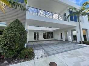 10250 NW 74th Terrace in Doral, FL - Building Photo - Building Photo