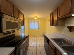 32 Upper Pattagansett Rd in East Lyme, CT - Building Photo - Building Photo