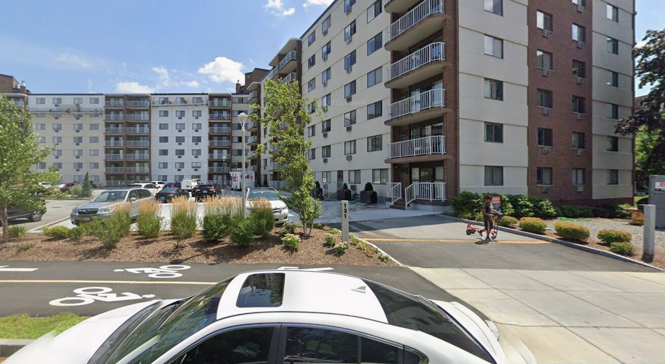 131 Coolidge Ave, Unit 420 in Watertown, MA - Foto de edificio
