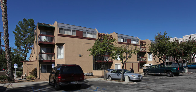 Oak Park North in Monrovia, CA - Foto de edificio - Building Photo