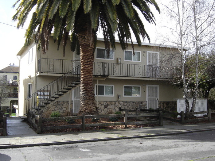 144 E I St in Benicia, CA - Foto de edificio