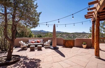 54 Old Agua Fria Rd W in Santa Fe, NM - Foto de edificio - Building Photo