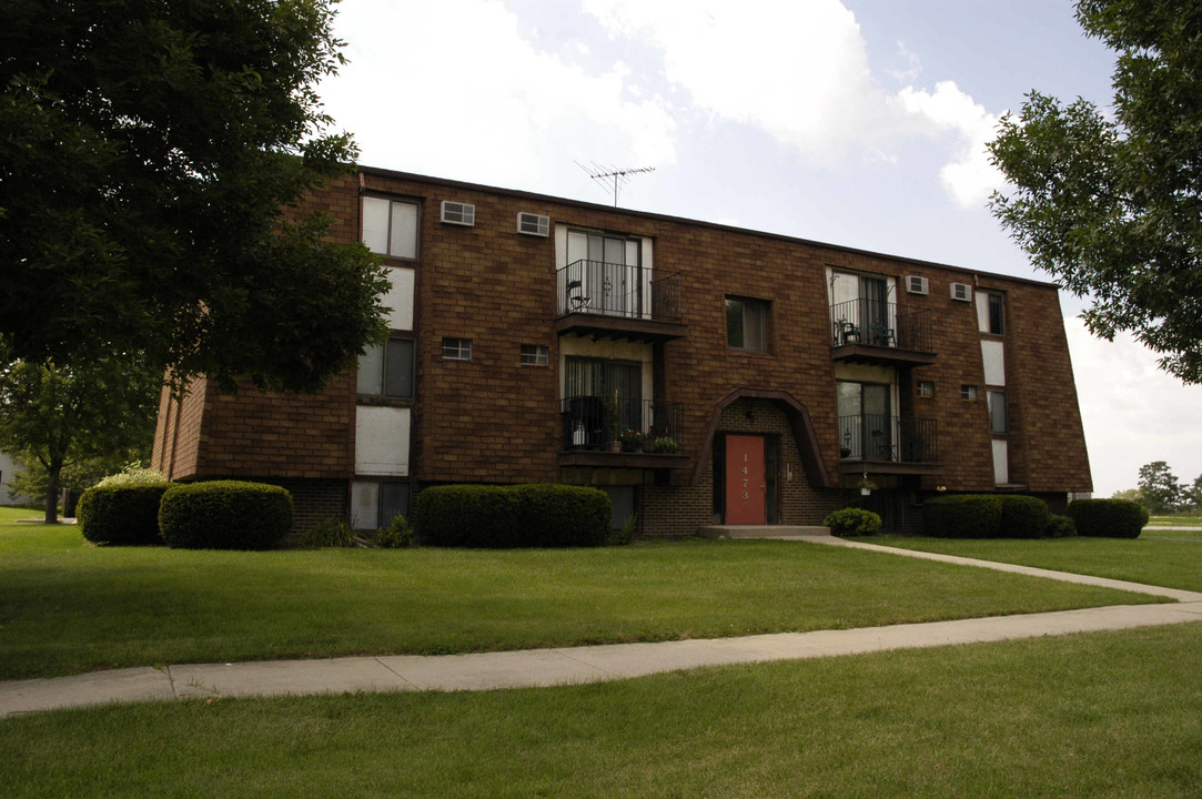 1473 N Rock Run Dr in Crest Hill, IL - Building Photo