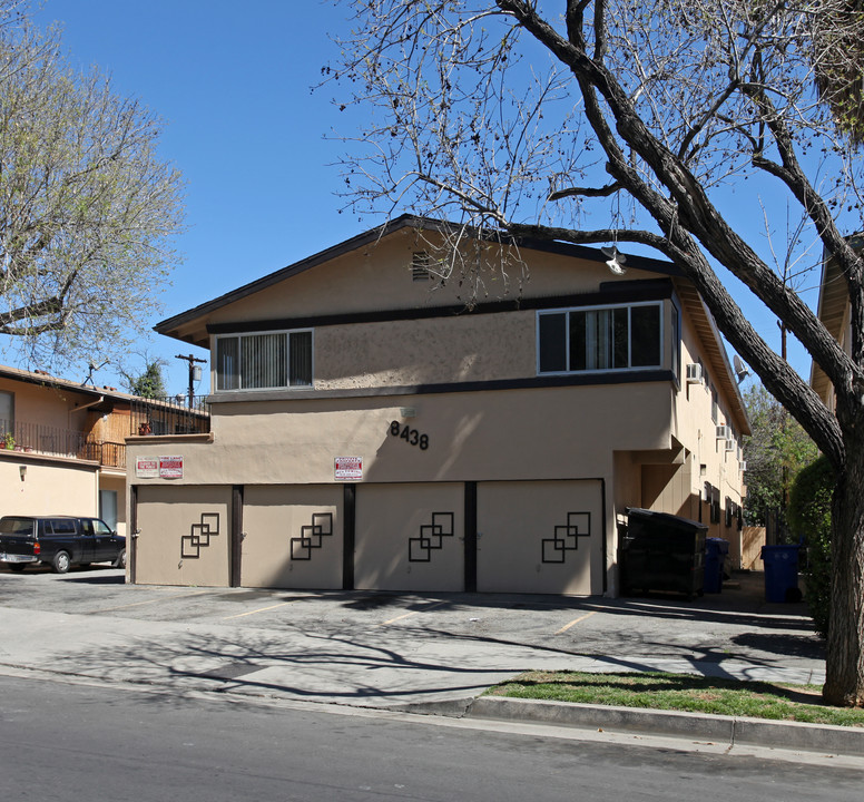 8438 Amigo Ave in Northridge, CA - Building Photo