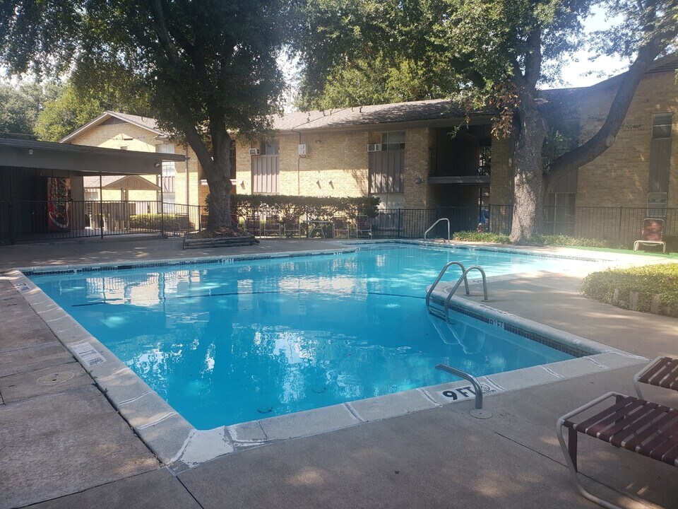 Vernazza Apartments in Dallas, TX - Foto de edificio