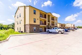 Chaparral Place Apartments in Pleasanton, TX - Building Photo - Building Photo