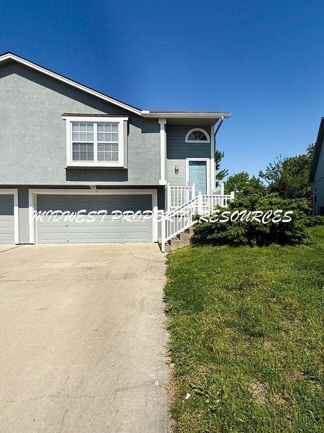 228 SW Chartwell Cir in Lee's Summit, MO - Building Photo - Building Photo