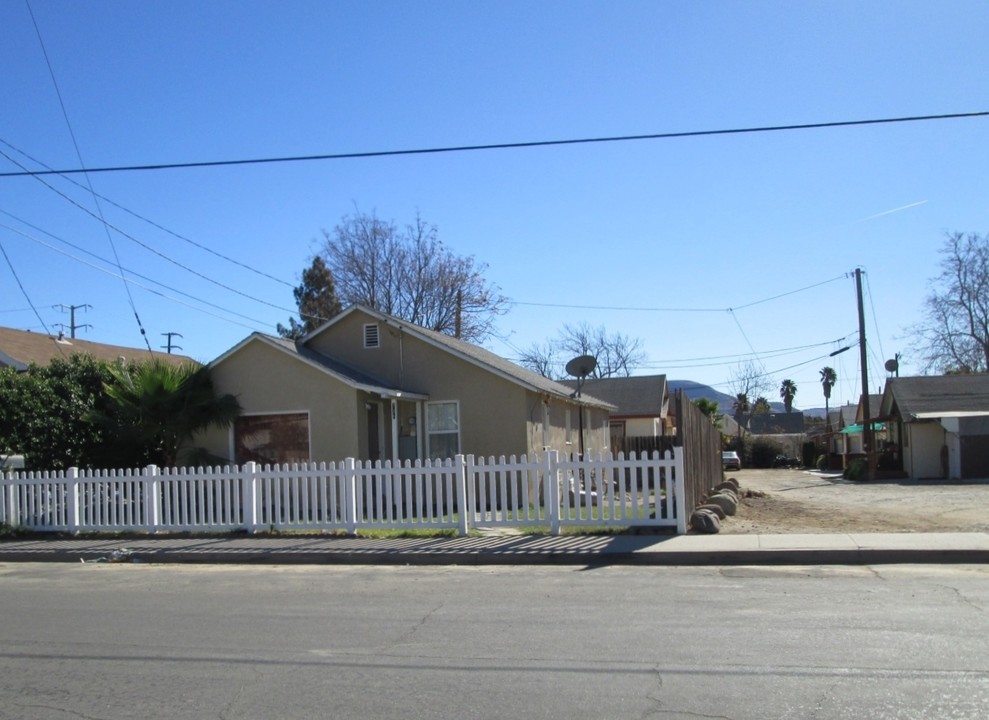 736 5th St in Fillmore, CA - Building Photo