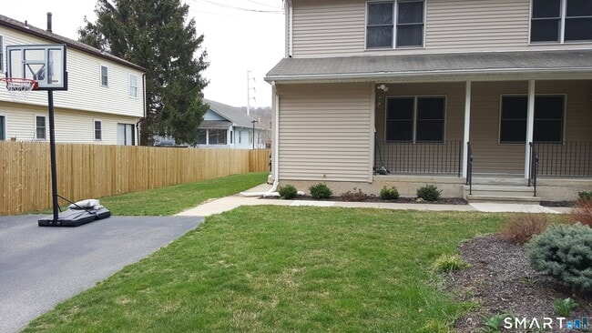 71 1/2 Park Ave in Derby, CT - Building Photo - Building Photo