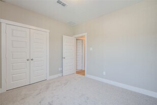 1204 Kiefer Hill Way in Houston, TX - Building Photo