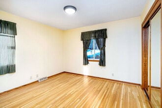 2430 E 4th St in Duluth, MN - Building Photo - Building Photo