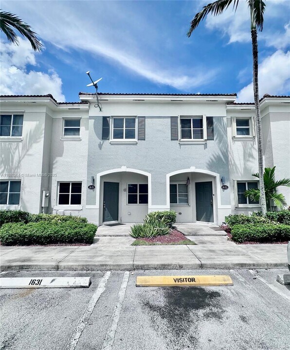 1631 SE 30th St in Homestead, FL - Foto de edificio