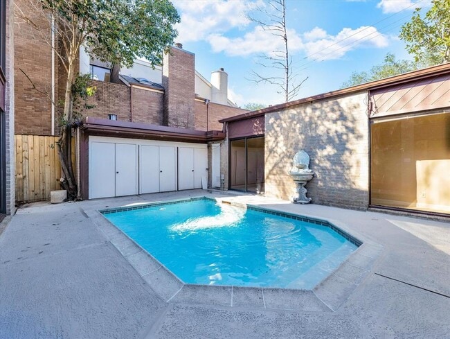 5600 San Felipe St in Houston, TX - Building Photo - Building Photo