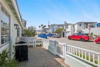 216 Collins Ave in Newport Beach, CA - Foto de edificio - Building Photo