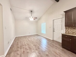 420 Winding Way St in Lake Jackson, TX - Building Photo - Building Photo