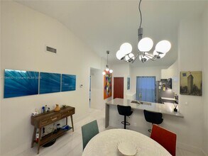3078 S Oakland Forest Dr in Oakland Park, FL - Building Photo - Building Photo