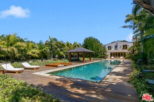 6902 Wildlife Rd in Malibu, CA - Building Photo