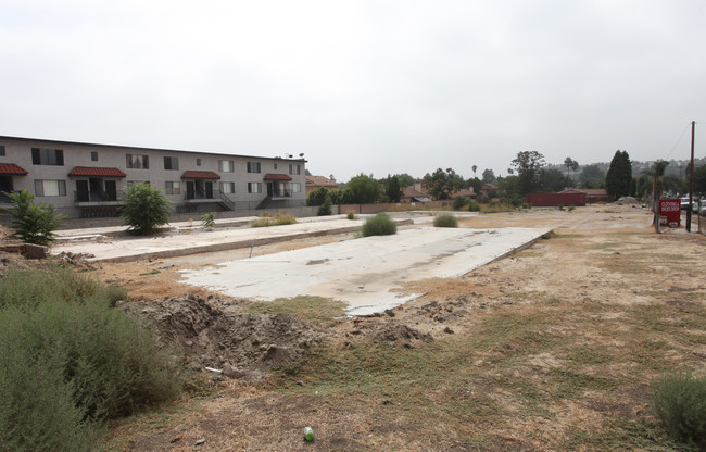 12415 San Fernando Rd in Sylmar, CA - Foto de edificio - Building Photo