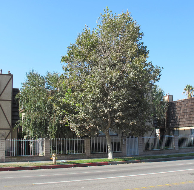 13832 Vanowen St in Van Nuys, CA - Foto de edificio - Building Photo