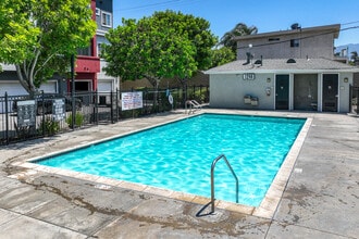 Magnolia Court Townhomes in Corona, CA - Foto de edificio - Building Photo