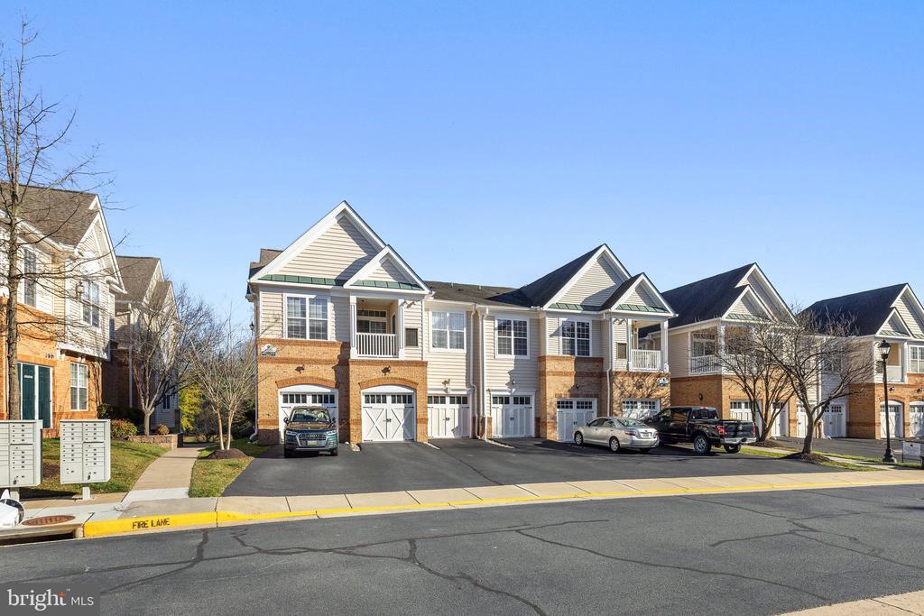 43920 Hickory Corner Terrace in Ashburn, VA - Foto de edificio