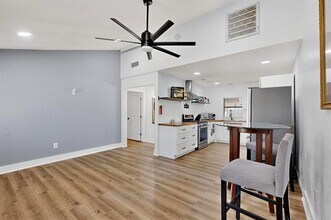 4214 Falls Dr in Dallas, TX - Building Photo - Building Photo