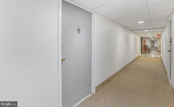 5250 Valley Forge Dr in Alexandria, VA - Building Photo - Building Photo