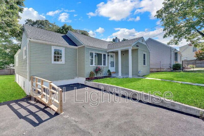 128 Lockwood Ave in Huntington Station, NY - Building Photo - Building Photo