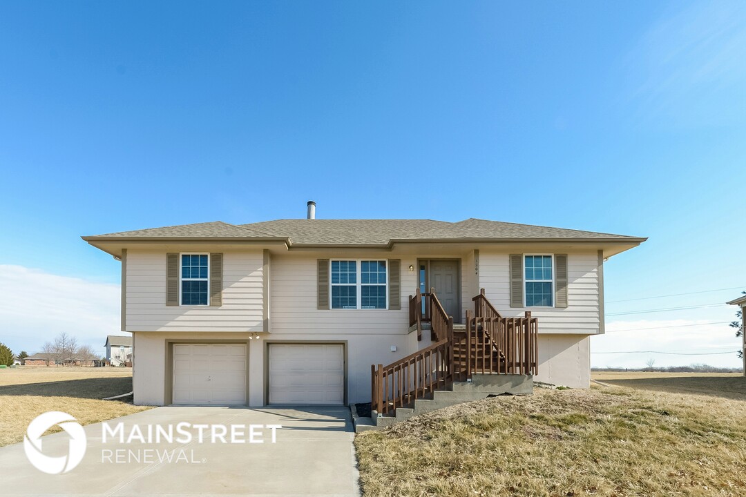 1204 Viola St in Smithville, MO - Building Photo