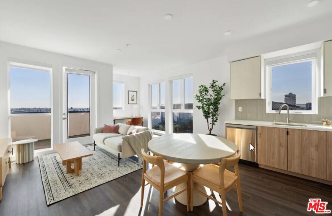 689S S Catalina St in Los Angeles, CA - Building Photo