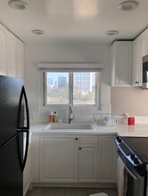 215 W Grape St, Unit 12 in San Diego, CA - Building Photo - Building Photo