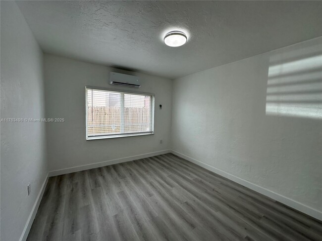 2001 NW Flagler Terrace in Miami, FL - Building Photo - Building Photo