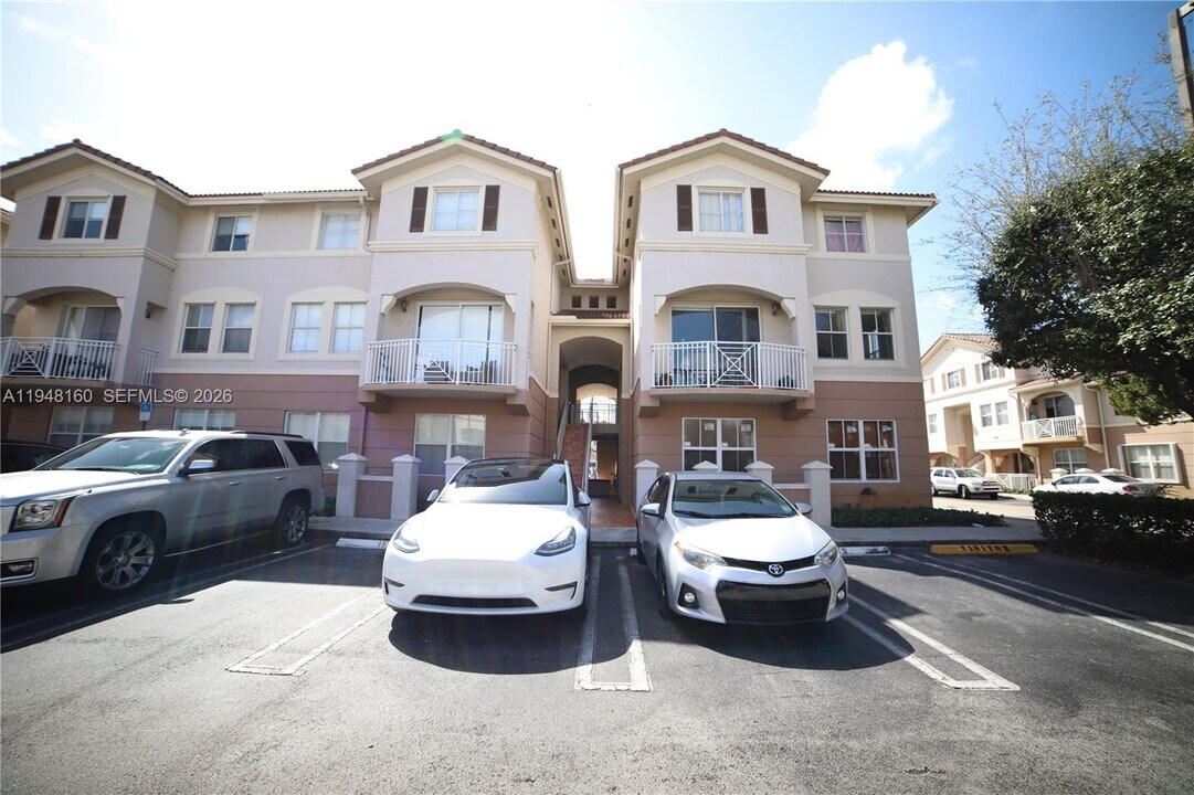 8826 W Flagler St in Miami, FL - Building Photo