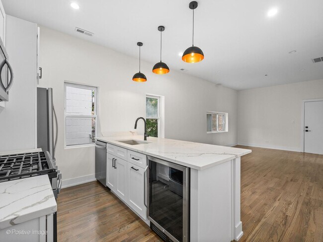 2142 N Maplewood Ave in Chicago, IL - Building Photo - Building Photo