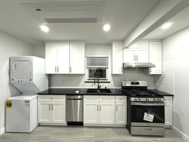 3334 208th St, Unit 2 in Bayside, NY - Foto de edificio - Building Photo