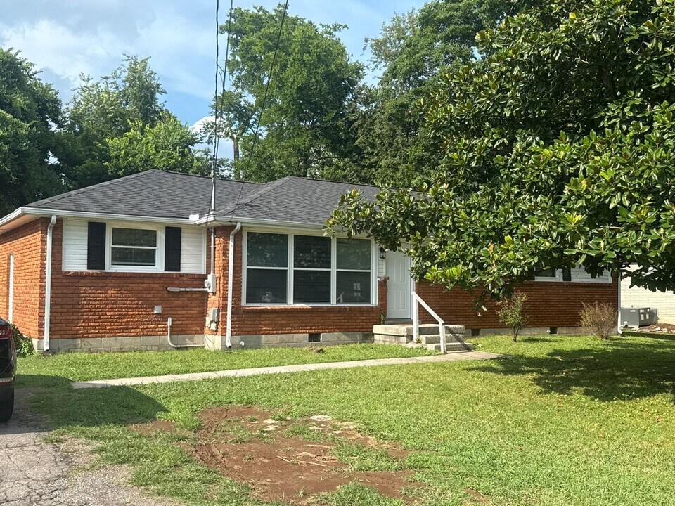 1302 W Northfield Blvd in Murfreesboro, TN - Building Photo